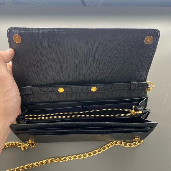 Authentic Prada Vitelli Move Wallet on Chain - Picture 3 of 6
